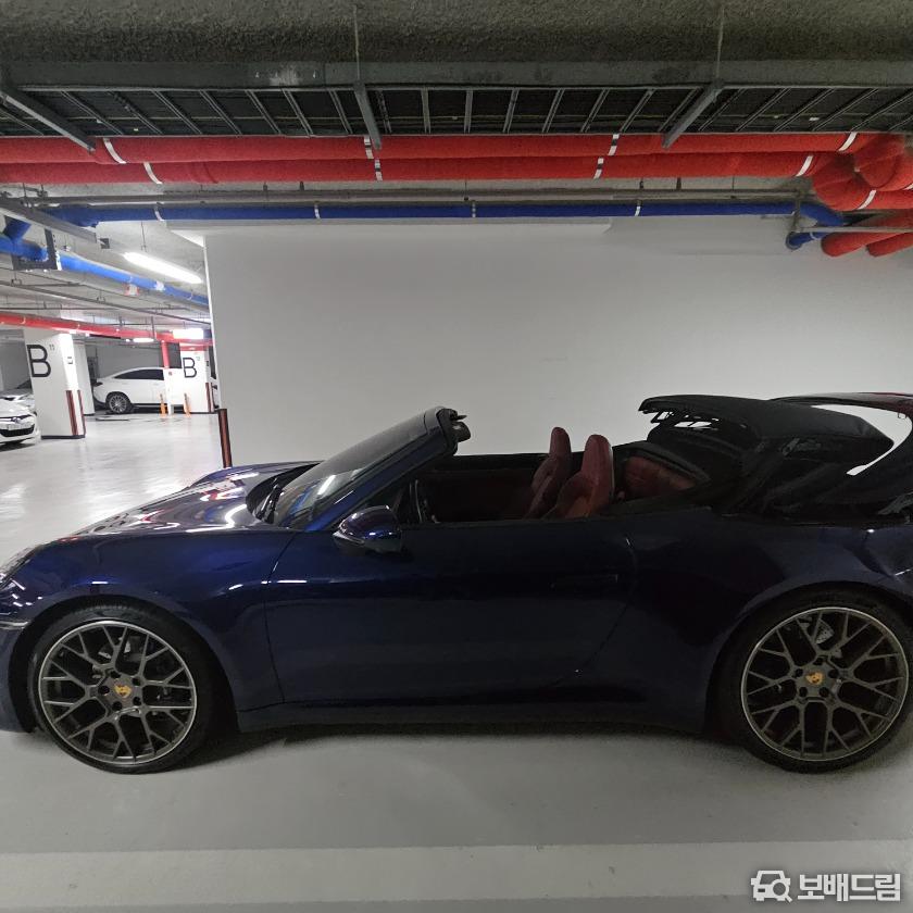 포르쉐 911 카레라 4 카브리올레 2021 파란색 사진 4