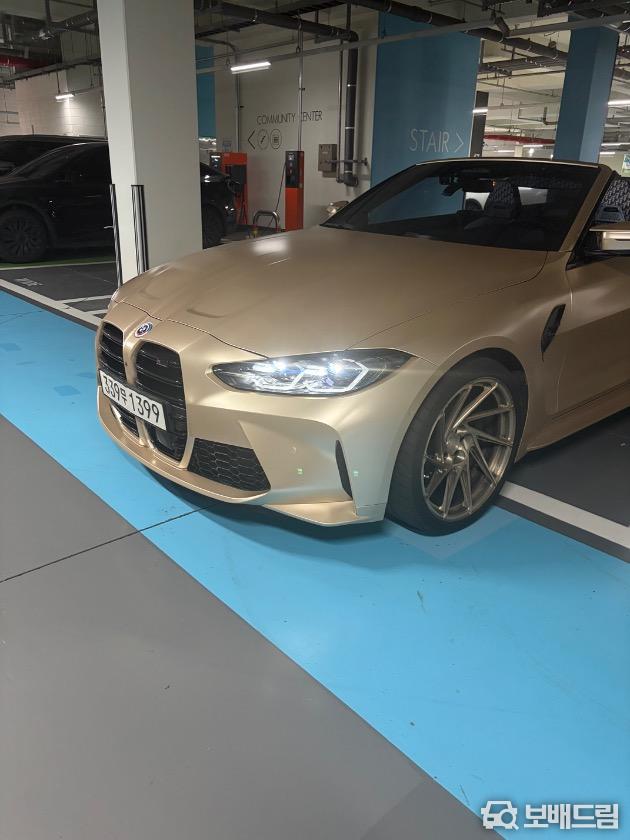 BMW M4 컴페티션 컨버터블 M xDrive 퍼스트 에디션 2022 베이지 사진 2