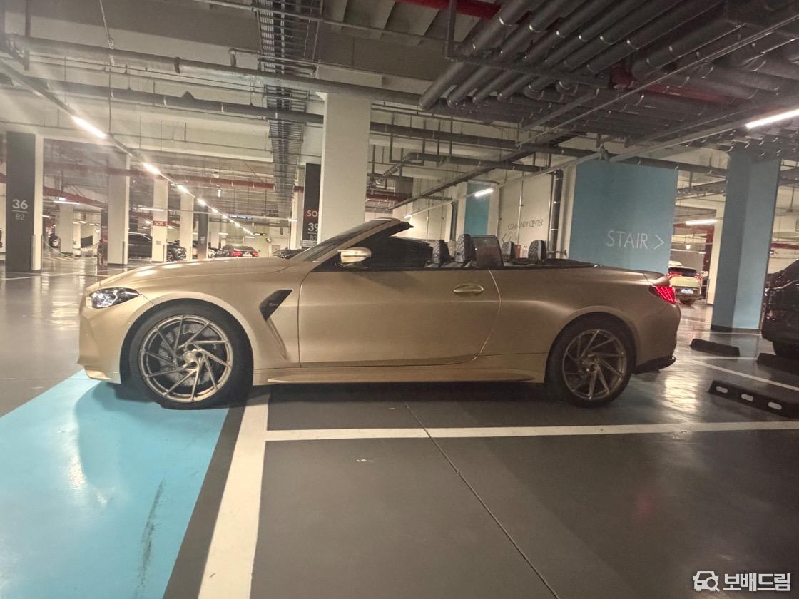 BMW M4 컴페티션 컨버터블 M xDrive 퍼스트 에디션 2022 베이지 사진 3