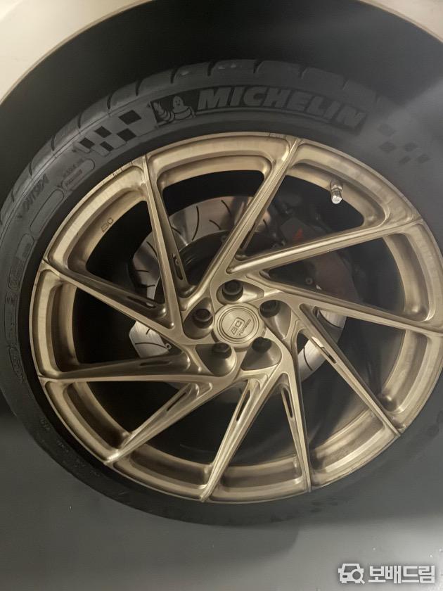 BMW M4 컴페티션 컨버터블 M xDrive 퍼스트 에디션 2022 베이지 사진 5