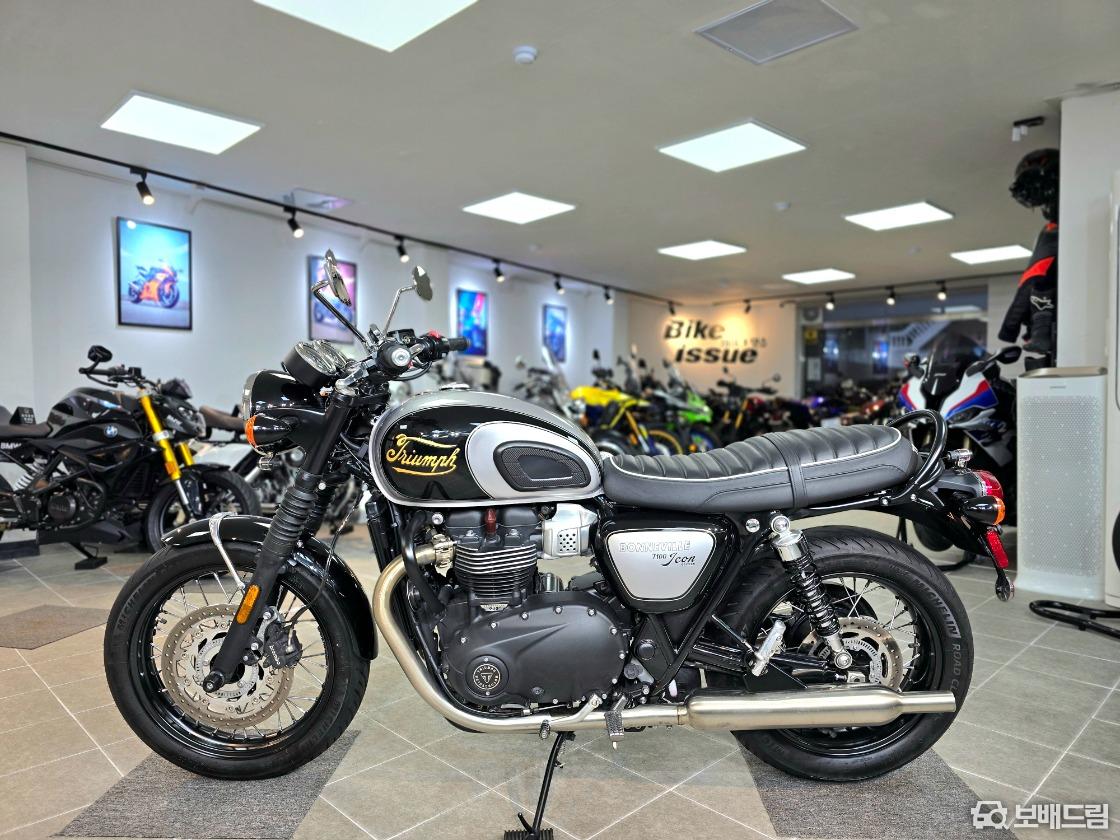트라이엄프 본네빌 T 100 2025 화이트 사진 4