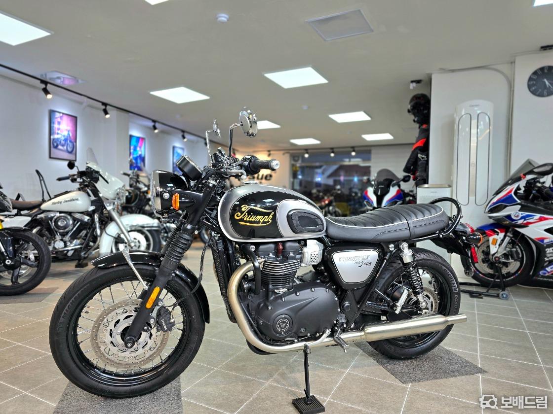 트라이엄프 본네빌 T 100 2025 화이트 사진 5